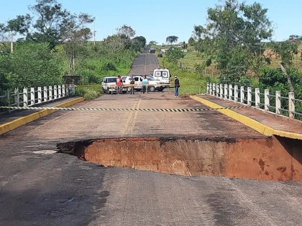 Acidente de tr�nsito envolvendo duas caminhonetes � causado por buraco em ponte que liga Ribeir�o dos �ndios a Santo Anast�cio