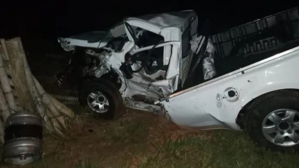 Acidente envolvendo dois carros e uma carreta mata uma mulher e deixa cinco pessoas feridas, em Martin�polis