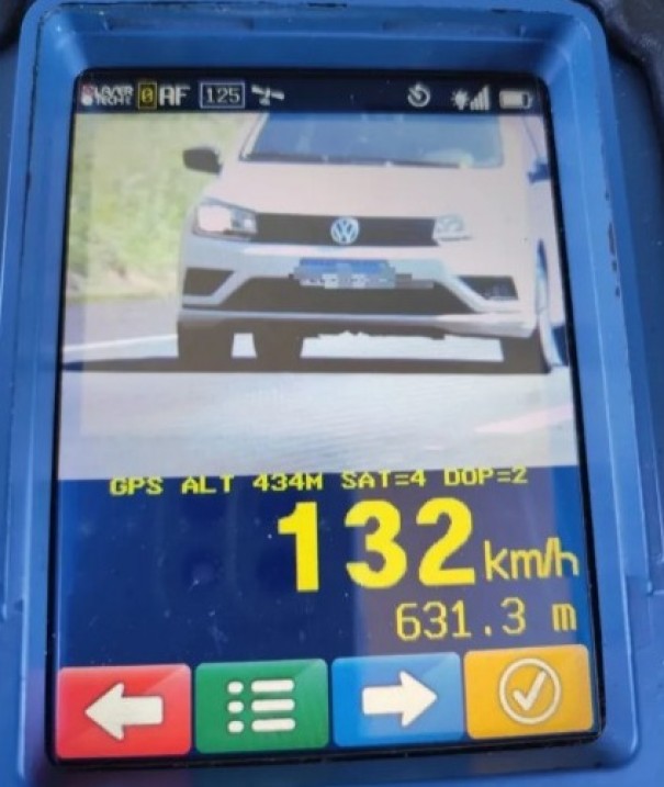 Motoristas s�o flagrados acima da velocidade permitida em trecho urbano da Rodovia Raposo Tavares, em Presidente Prudente