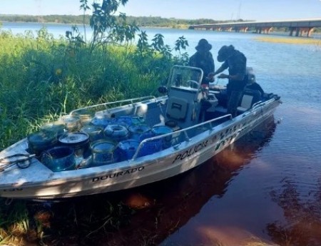 Pescador profissional é autuado em flagrante por usar petrechos proibidos para a captura de camarões no Rio Laranja Doce