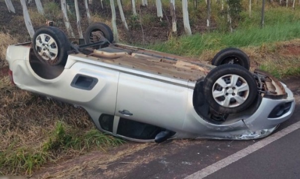 Montana capota na vicinal que liga os munic�pios de Bastos e Tup�