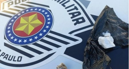 Casal em moto tenta dispensar drogas, mas acaba preso pela Polícia Militar de Pacaembu