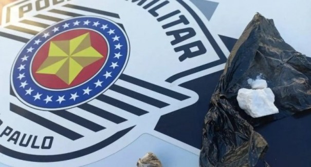 Casal em moto tenta dispensar drogas, mas acaba preso pela Pol�cia Militar de Pacaembu