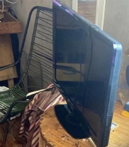 Minutos após furtar televisão, homem é encontrado e preso dormindo ao lado do equipamento