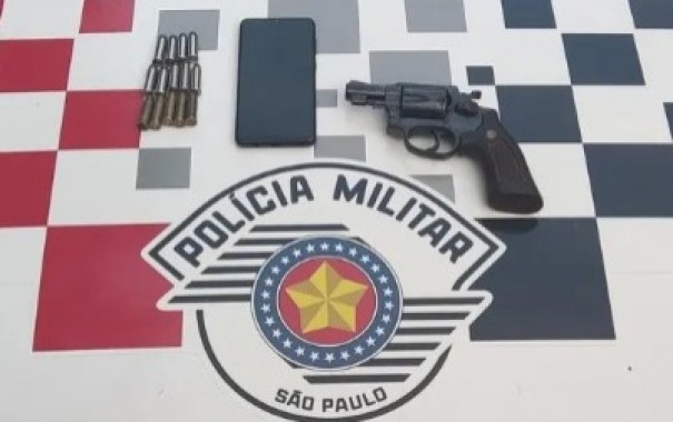 Com rev�lver escondido no telhado do vizinho, homem � preso por posse ilegal de arma de fogo