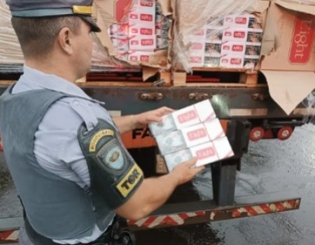 Caminhoneira é presa com carga de cigarros contrabandeados na Rodovia Raposo Tavares em Palmital