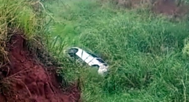 Professora cai em ribanceira de quase 7 metros enquanto dirigia para o trabalho na rodovia Bastos/Iacri