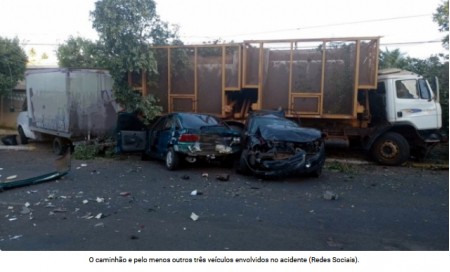 Acidente em Lucélia: Caminhão se desprende de guincho e desgovernado atinge quatro veículos, poste e árvore
