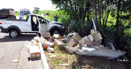 Carro com materiais cirúrgicos capota na SP-294 em Flórida Paulista