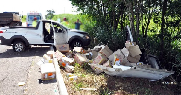 Carro com materiais cirrgicos capota na SP-294 em Flrida Paulista