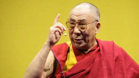 Dalai Lama pede desculpas após vídeo pedindo a criança para 'chupar' sua língua provocar protestos