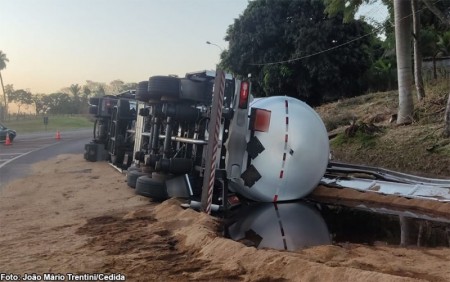 Carreta com óleo diesel tomba no trevo de herculândia