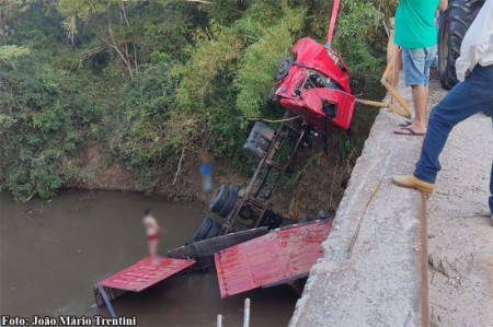 Caminhao foi retirado do rio do peixe; motorista morreu no acidente