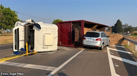 CaminhÃ£o tomba na SP-294, em Adamantina; automÃ³vel atinge carga que caiu na pista