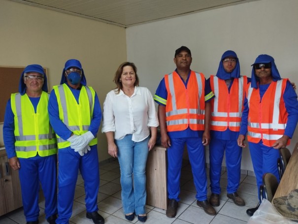 Prefeitura de Salmourao realiza entrega de materiais de seguranca a servidores municipais 