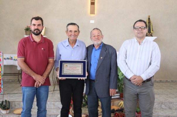 C�mara entrega T�tulo de Cidad�o Osvaldocruzense ao Sr. Luversy Gentile