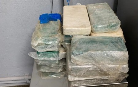 Casal é preso ao transportar mais de 30 kg de crack no banco traseiro de carro, em Presidente Prudente