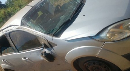 Duas pessoas ficam feridas em capotamento na vicinal que liga Iacri a Rinópolis