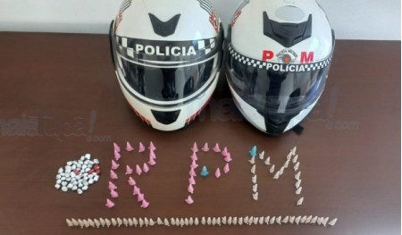 Após acompanhamento, Polícia Militar, apreende menor com drogas e prende procurado pela Justiça