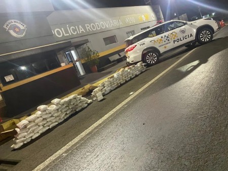Fiscalização apreende mais de 100 kg de skank e cocaína em fundo falso de caminhão, em Presidente Prudente