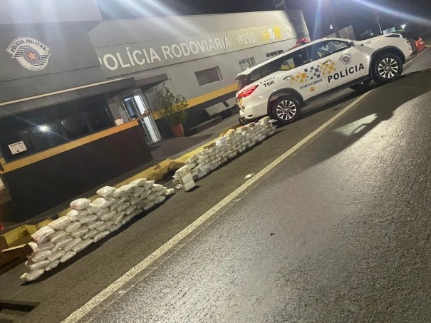 Fiscaliza��o apreende mais de 100 kg de skank e coca�na em fundo falso de caminh�o, em Presidente Prudente