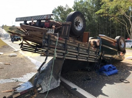 Caminhão bate contra carreta, capota e derrama carga de milho sobre rodovia, em Flórida Paulista