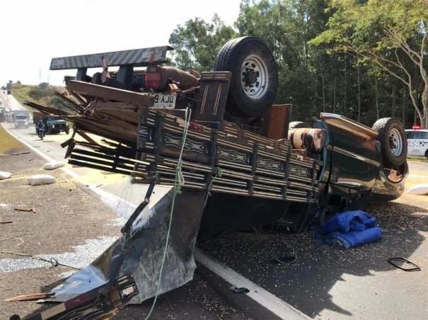 Caminh�o bate contra carreta, capota e derrama carga de milho sobre rodovia, em Fl�rida Paulista