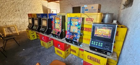 Polícia Civil apreende seis máquinas caça-níqueis em bar no bairro São Francisco, em Dracena