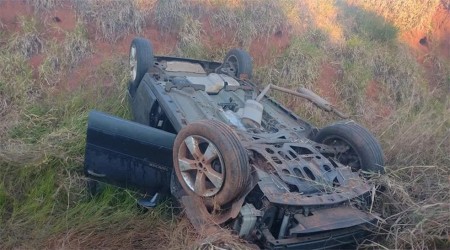 Motorista perde controle de carro e capota na Rodovia Júlio Budiski, em Flora Rica