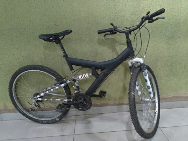 Dupla agride ciclista com pauladas, rouba R$ 20 e acaba presa em Junqueir�polis