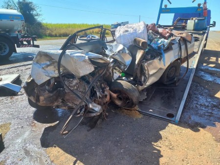 Motorista fica preso nas ferragens em colisão entre carro e caminhão, em Santa Mercedes