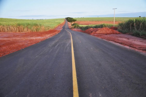 Prosseguem as obras de pavimenta��o da vicinal Prudente/Ameli�polis ao rio do Peixe/Fl�rida