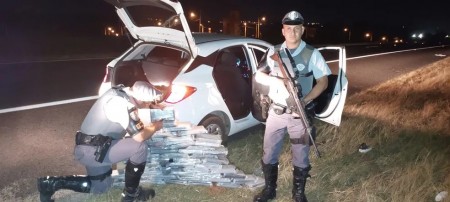 Polícia apreende tijolos de cocaína durante abordagem a carro na rodovia Washington Luís; motorista foi preso