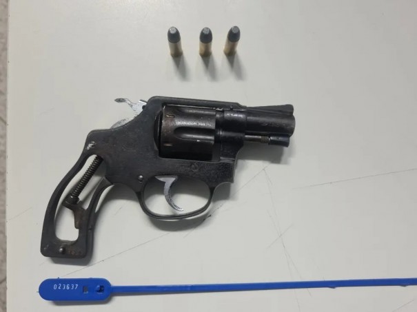 Policiais avistam carro na contram�o e prendem motorista por posse ilegal de arma na Avenida Washington Luiz