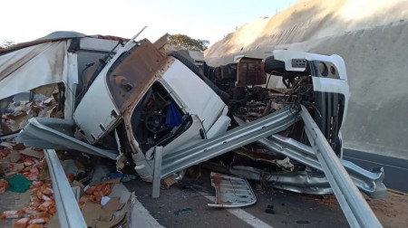 Caminhão carregado com caixas de pacotes de biscoito tomba em rodovia de Marília