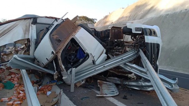 Caminh�o carregado com caixas de pacotes de biscoito tomba em rodovia de Mar�lia