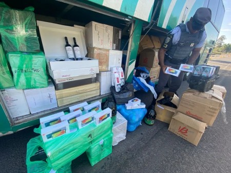 Operação apreende 8 mil mercadorias sem notas fiscais dentro de ônibus na Rodovia Rodolfo Ribeiro de Castro