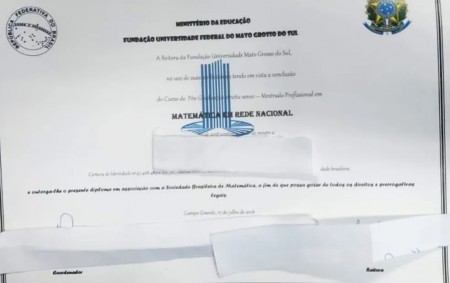 Polícia indicia professor que ministrou aulas de matemática em escolas com diplomas falsos por quase 10 anos