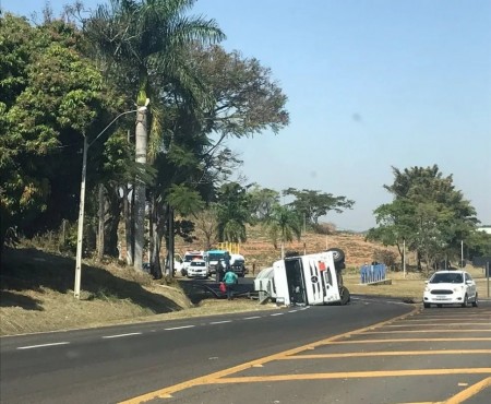 Caminhão carregado com óleo diesel tomba em rodovia de Herculândia