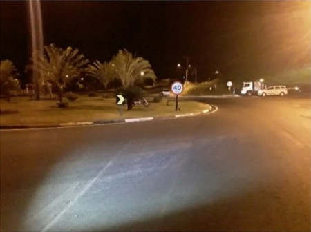 Rapaz de 18 anos perde o controle de motocicleta e colide em placa de sinalização de trânsito, em Martinópolis