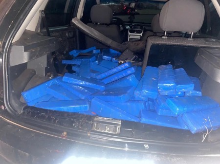 Em fuga da polícia, motorista bate carro em veículo estacionado e acaba preso com carga de maconha em Presidente Prudente