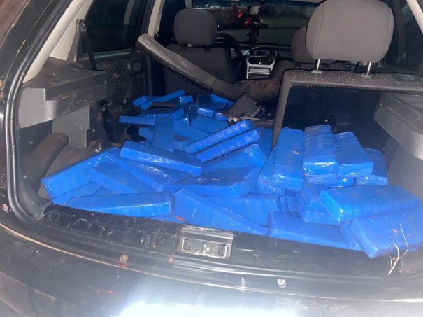 Em fuga da pol�cia, motorista bate carro em ve�culo estacionado e acaba preso com carga de maconha em Presidente Prudente