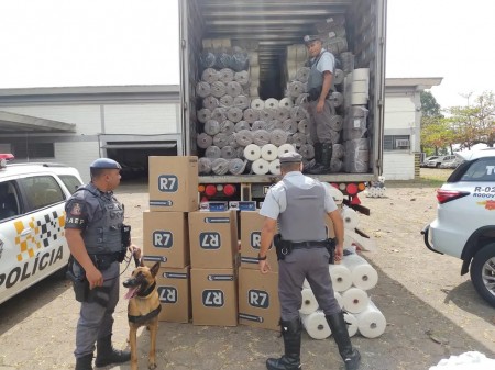 Polícia apreende carga de cigarros contrabandeados escondidos em caminhão na SP-294 em Marília