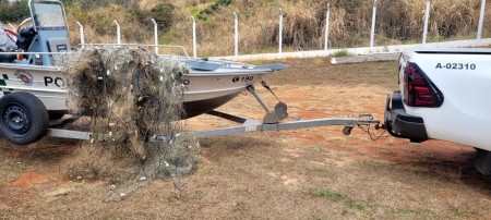 Fiscalização apreende 300 metros de redes de pesca armadas irregularmente no Rio Paraná, em Presidente Epitácio