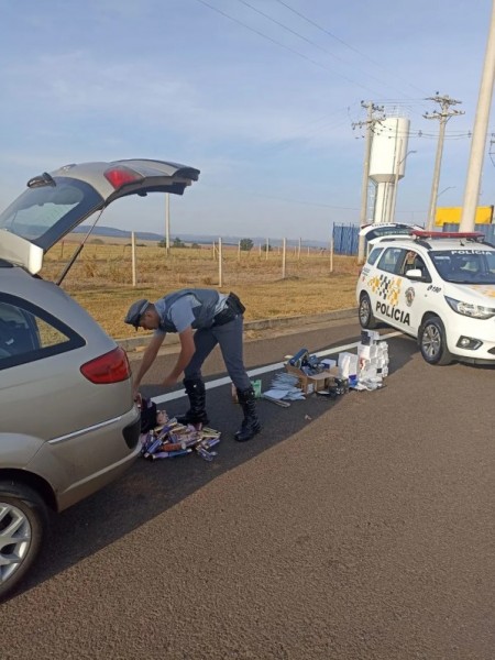 Homem é detido com cosméticos e produtos eletrônicos sem nota fiscal na Rachid Rayes em Marília