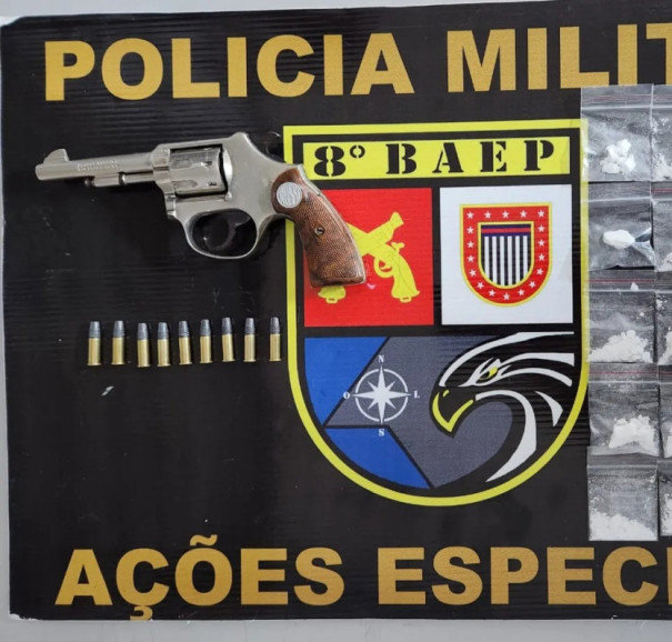 Durante abordagem, jovem foi preso com arma e porcoes de cocaina no Jardim Humberto Salvador