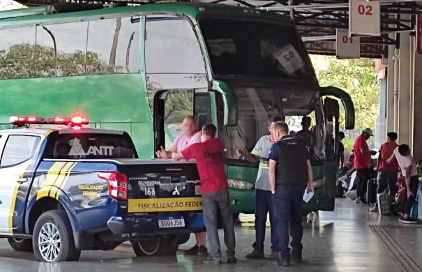 Onibus que transportava 44 bolivianos de forma clandestina foi apreendido na Rodovia Raposo Tavares, em Regente Feijo