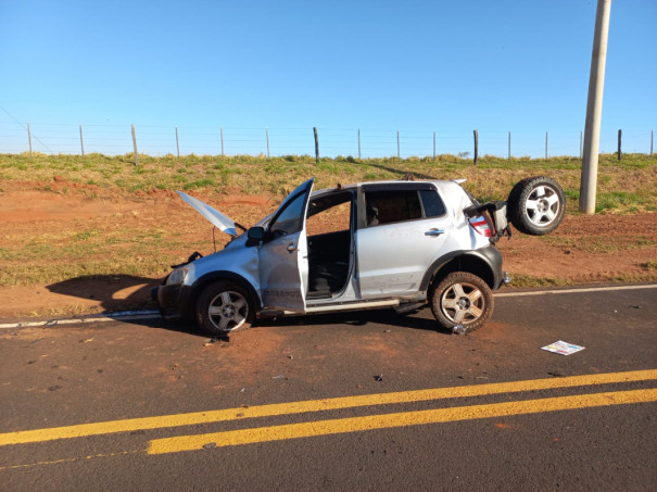 Capotamento de veiculo na vicinal que liga Sagres a Osvaldo Cruz deixa condutora ferida 
