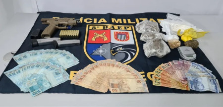 Com carregador municiado escondido em fundo falso de fogao, jovem foi preso em flagrante no Jardim Vila Real
