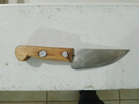 Com mascara de fantasia e faca, homem tenta roubar casa e acaba preso em LucÃ©lia